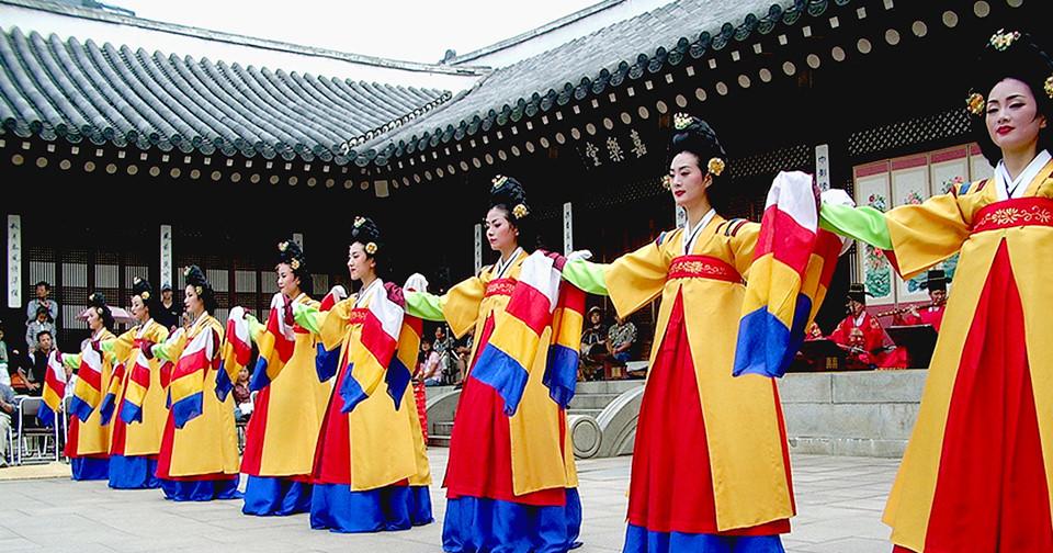 Uống trà, tắm gội và phong tục đón giao thừa khác lạ dịp Tết Âm-4