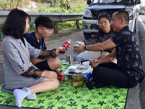 Thêm một gia đình dừng ô tô giữa đường cao tốc để ăn uống gây bức xúc-2