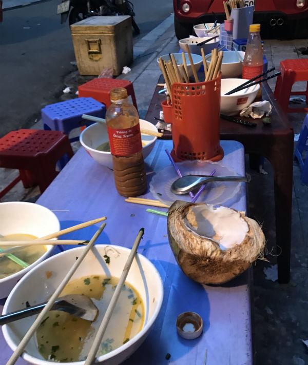 Xếp hàng nghe chửi, rùng mình ngồi trên đống rác ăn bún ốc-1