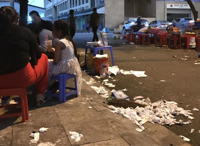 Xếp hàng nghe chửi, rùng mình ngồi trên đống rác ăn bún ốc-2