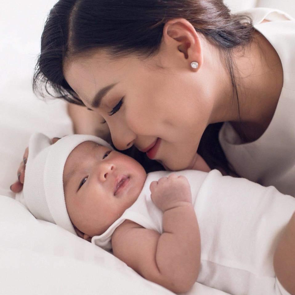 Thúy Diễm chia sẻ về Tết sau khi làm mẹ: ‘Chẳng thấy Tết đâu ngoài tã với sữa’-2