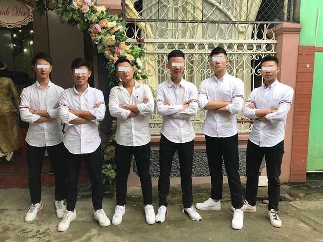 Tết này đi đâu cũng thấy chiếc áo sơ mi quốc dân của giới trẻ Việt-4