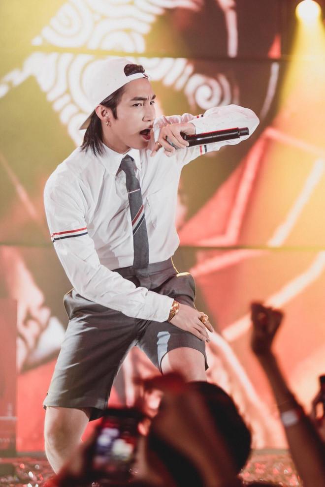 Tết này đi đâu cũng thấy chiếc áo sơ mi quốc dân của giới trẻ Việt-7