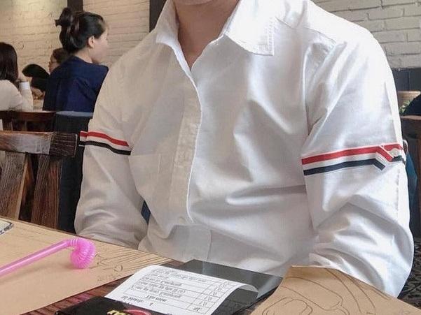 Thêm 1 mẫu áo sơ mi quốc dân lấy lòng từ hoa hậu Kỳ Duyên, Phương Khánh đến các cầu thủ như Văn Thanh, Bùi Tiến Dũng-13