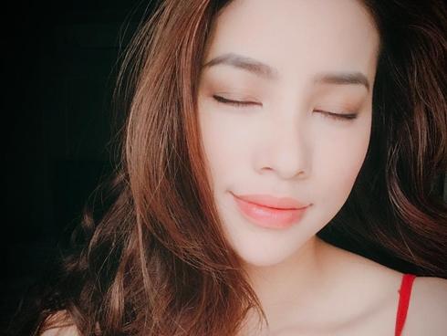 Hoa hậu Phạm Hương mặc áo hai dây sexy giữa nghi án bầu bí, sinh con