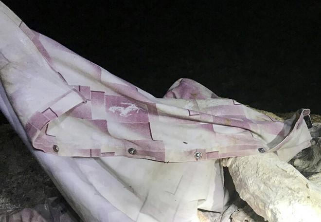 Phát hiện thi thể không đầu kẹt vào hốc đá ven biển-1