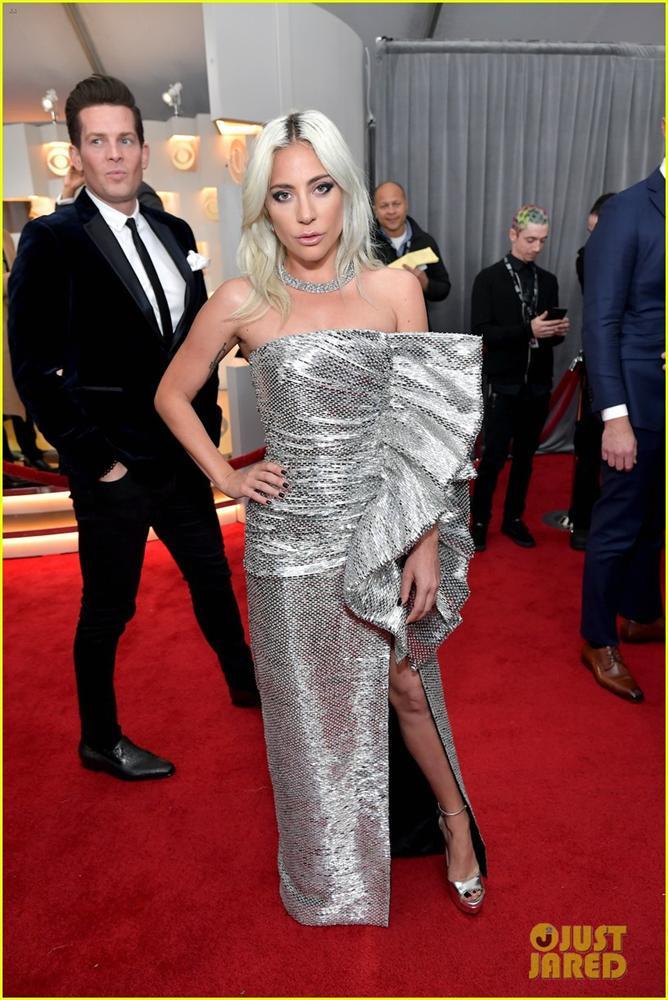 BTS diện suit đơn giản nhưng đầy khí chất, Cardi B dẫn đầu dàn sao đổ bộ thảm đỏ Grammy 2019 với bộ cánh không thể chặt chém hơn-8