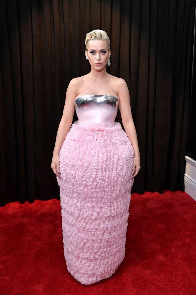 Chiếc đầm hồng thảm họa của Katy Perry ở Grammy 2019 trở thành nguồn cảm hứng chế ảnh siêu lầy-1