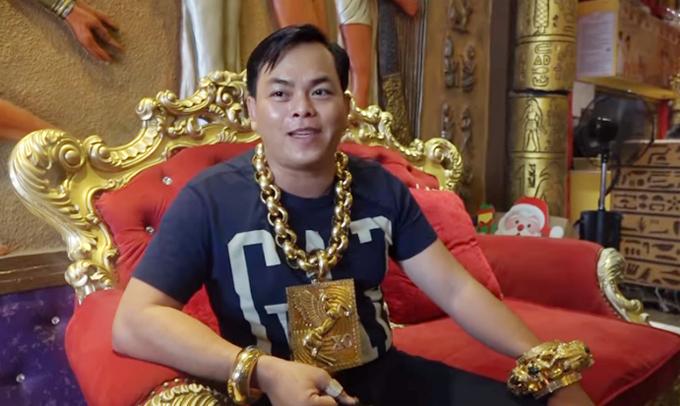 Đại gia đeo nhiều vàng nhất Việt Nam lại gây xôn xao với bộ sưu tập 3 siêu xe dát vàng chục tỷ trên đường phố Sài Gòn-2