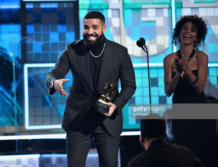 Lady Gaga bật khóc, Ariana Grande gây hấn với Grammy vẫn nhận giải-5