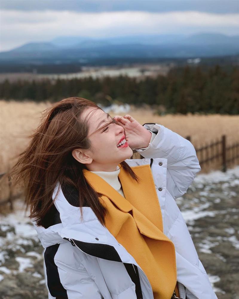 Sao Việt xuất ngoại đầu năm: HHen Niê lên đồ tomboy cực chất - Chi Pu, Minh Hằng vùng vẫy giữa tuyết trắng-1