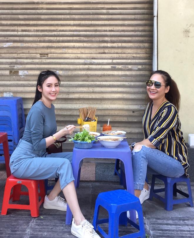 Hai hot girl gốc Việt nổi tiếng đã ăn Tết ở Việt Nam thế nào?-3