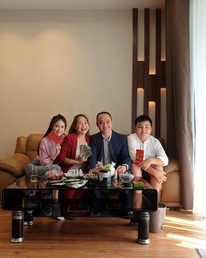 Hai hot girl gốc Việt nổi tiếng đã ăn Tết ở Việt Nam thế nào?-5