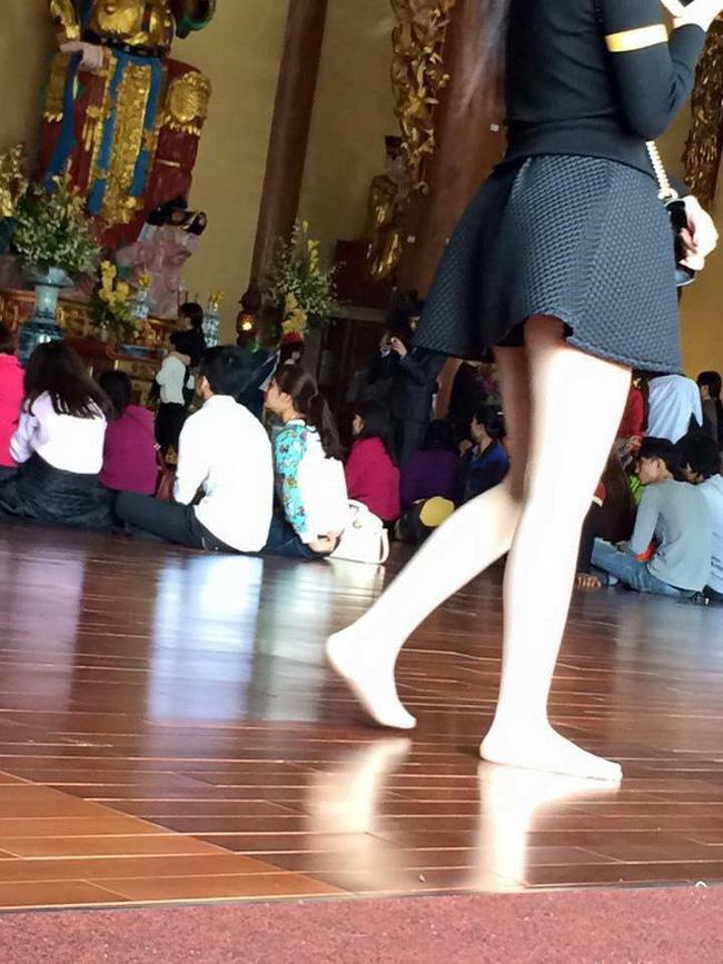 Mặc quần mỏng như tờ giấy để lộ nội y khi đi lễ chùa, người phụ nữ khiến ai cũng kinh hãi với kiểu thời trang gây sốc-3