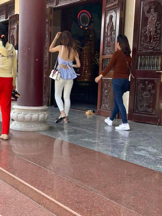Mặc quần mỏng như tờ giấy để lộ nội y khi đi lễ chùa, người phụ nữ khiến ai cũng kinh hãi với kiểu thời trang gây sốc-7