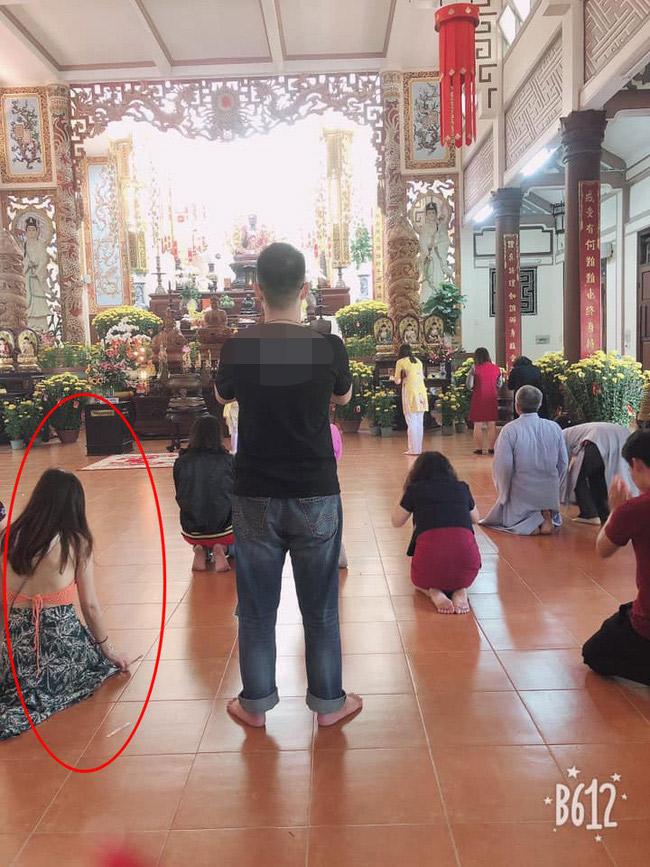 Đã mặc áo 2 dây ngắn cũn cỡn còn thả rông vòng 1 khi đi lễ chùa ở Ninh Bình, người phụ nữ bị dân mạng ném đá tới tấp-8