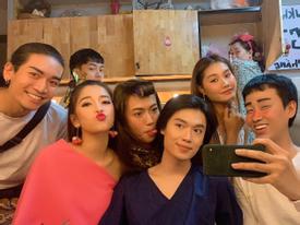 Đằng sau một bức ảnh selfie đơn giản của BB Trần, Hải Triều, Quang Trung, Diệu Nhi là sự thật 'đau lòng' Đằng sau một bức ảnh selfie đơn giản của BB Trần, Hải Triều, Quang Trung, Diệu Nhi là sự thật 'đau lòng'