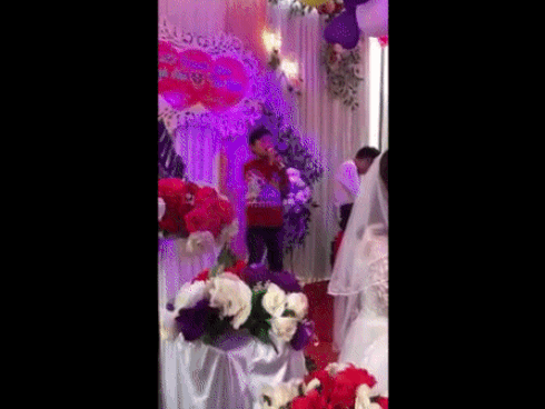 Cậu bé khiến cả hội trường đám cưới nổi da gà khi hát 'Mưa chiều miền Trung' quá đỉnh cao