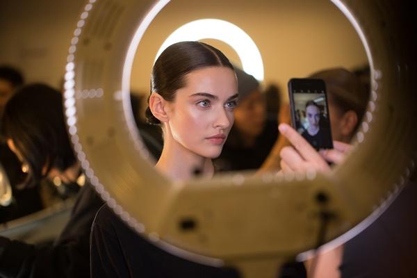 Người mẫu bạch tạng từng tham gia Victorias Secret Show sẽ diễn cho NTK Công Trí tại New York Fashion Week-4