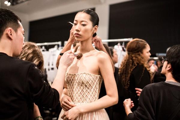 Người mẫu bạch tạng từng tham gia Victorias Secret Show sẽ diễn cho NTK Công Trí tại New York Fashion Week-6