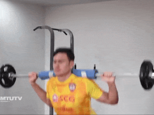 Xuất hiện trong phòng tập, thủ môn Đặng Văn Lâm 'đánh bật' đồng đội mới vì ngoại hình cực phẩm