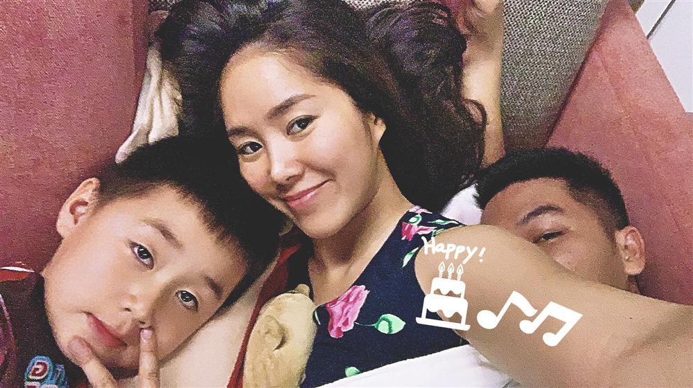 Lê Phương nghẹn ngào khi chứng kiến con trai riêng được ông xã yêu thương chiều chuộng chẳng khác nào ruột thịt-16