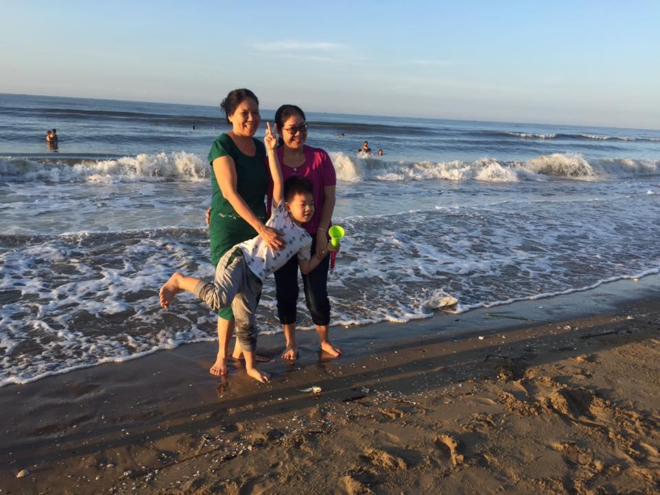 Lê Phương nghẹn ngào khi chứng kiến con trai riêng được ông xã yêu thương chiều chuộng chẳng khác nào ruột thịt-4