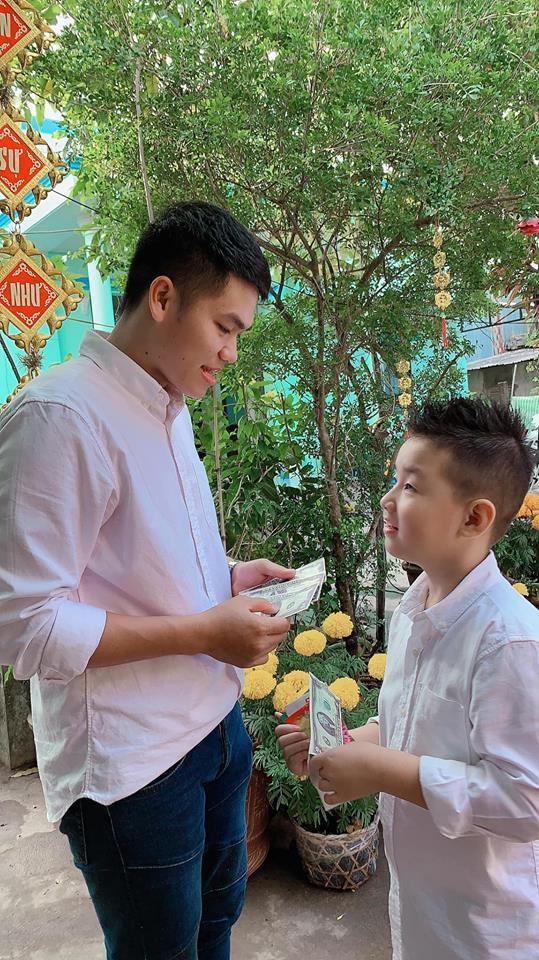 Lê Phương nghẹn ngào khi chứng kiến con trai riêng được ông xã yêu thương chiều chuộng chẳng khác nào ruột thịt-14