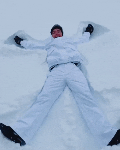 Minh Hằng hào hứng làm bươm bướm quẫy tuyết nhưng ai nấy chỉ quan tâm đến vòng tròn đỏ rực kỳ cục quanh miệng cô-3