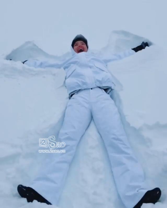 Minh Hằng hào hứng làm bươm bướm quẫy tuyết nhưng ai nấy chỉ quan tâm đến vòng tròn đỏ rực kỳ cục quanh miệng cô-2