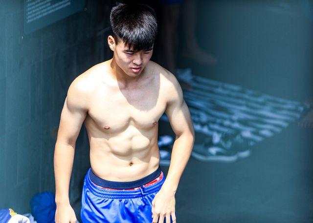 Đọ body 6 múi cầu thủ: Văn Lâm và Bùi Tiến Dũng bất phân thắng bại, Đình Trọng xếp cuối bảng-9