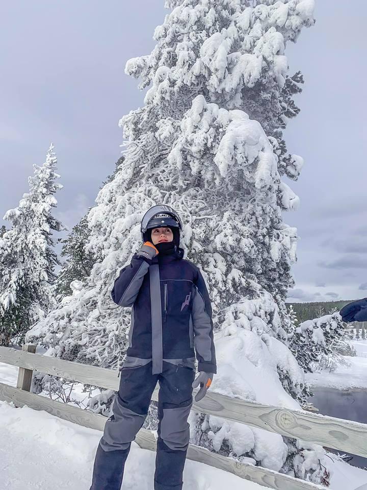 Minh Hằng hào hứng làm bươm bướm quẫy tuyết nhưng ai nấy chỉ quan tâm đến vòng tròn đỏ rực kỳ cục quanh miệng cô-6