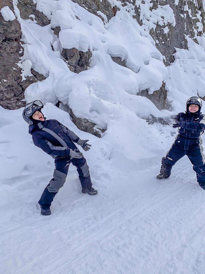 Minh Hằng hào hứng làm bươm bướm quẫy tuyết nhưng ai nấy chỉ quan tâm đến vòng tròn đỏ rực kỳ cục quanh miệng cô-9