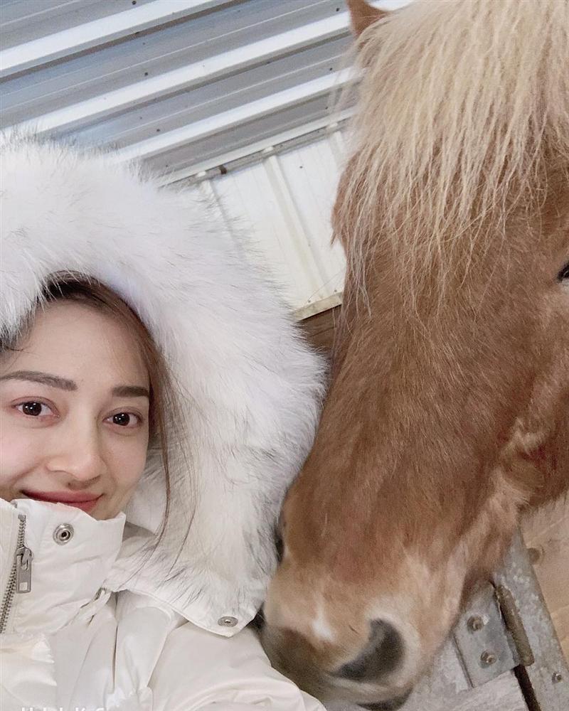 Hòa Minzy che mặt khi gặp người Việt tại nước ngoài vì sợ xấu quá khi không make up-3