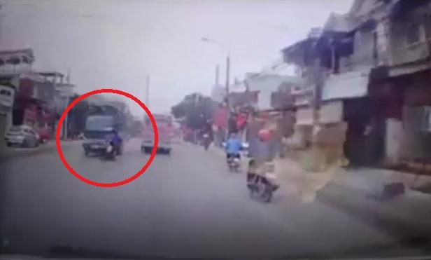 Clip: Vượt ẩu, đôi nam nữ lao thẳng vào đầu xe tải-1