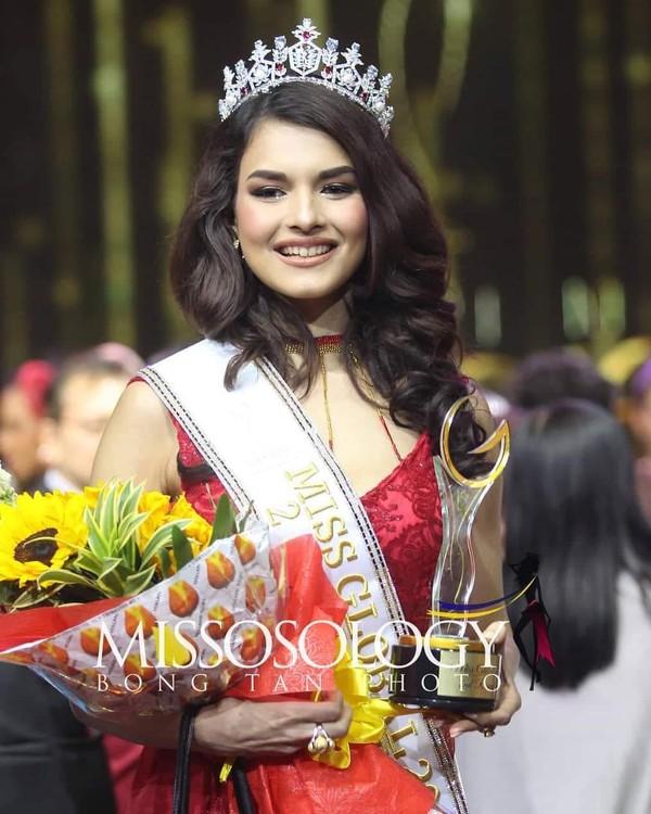 Tân Hoa hậu Toàn cầu kém sắc nhưng cách đội vương miện lạ đời của á hậu mới gây chú ý!-5