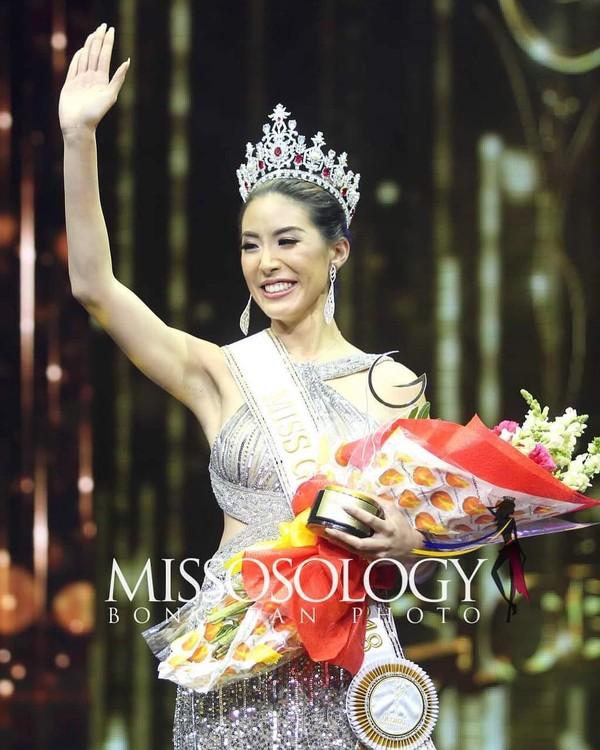 Tân Hoa hậu Toàn cầu kém sắc nhưng cách đội vương miện lạ đời của á hậu mới gây chú ý!-7