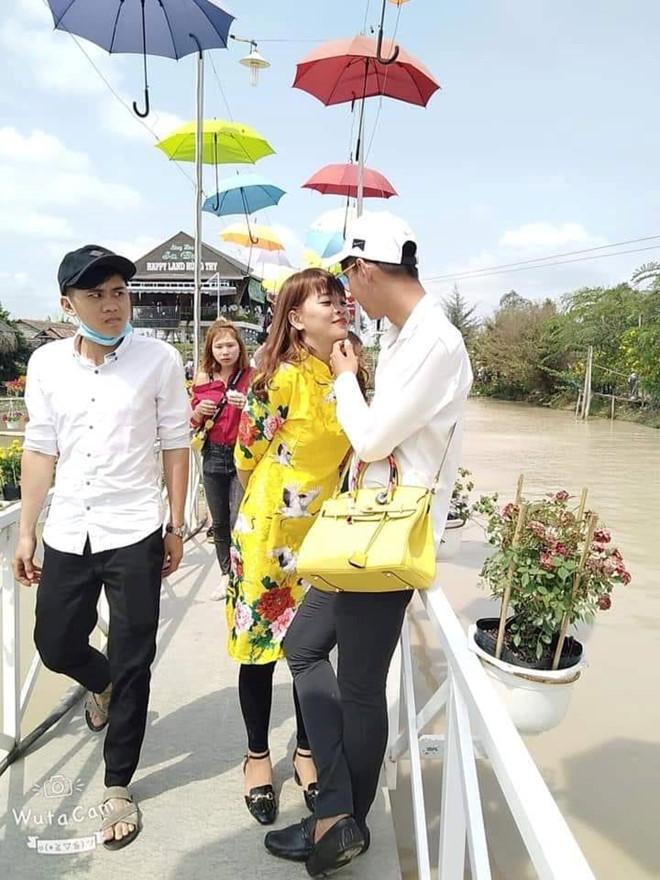 Chàng trai lườm đôi tình nhân bỗng dưng nổi tiếng, liên tục bị chế ảnh-1