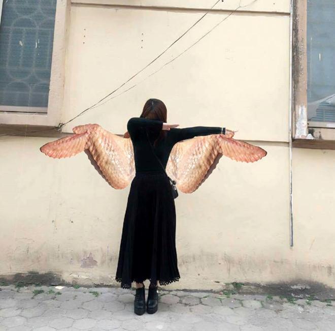 Chàng trai lườm đôi tình nhân bỗng dưng nổi tiếng, liên tục bị chế ảnh-4