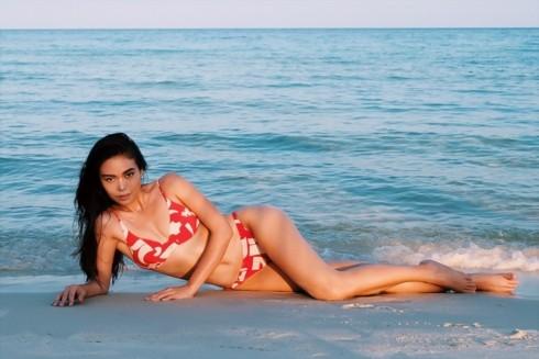 Mâu Thủy, Ngân Anh thi nhau hở bạo đầu năm nhưng phải nhún nhường trước bà mẹ 2 con này-2