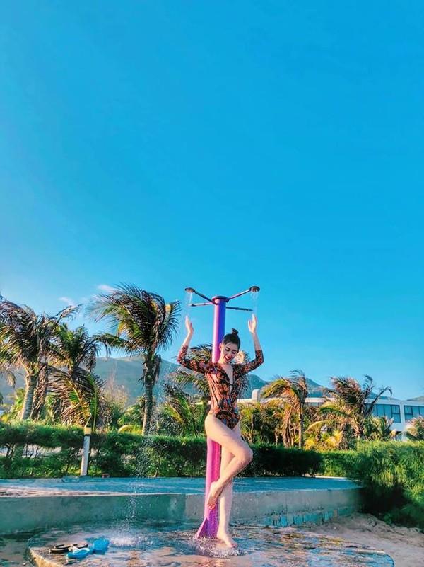 Mâu Thủy, Ngân Anh thi nhau hở bạo đầu năm nhưng phải nhún nhường trước bà mẹ 2 con này-8