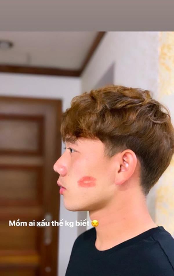 2 ngày nữa mới đến Valentine mà Minh Vương đã khoe dấu môi bạn gái trên má với cả thế giới-1