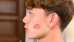 2 ngày nữa mới đến Valentine mà Minh Vương đã khoe dấu môi bạn gái trên má với cả thế giới