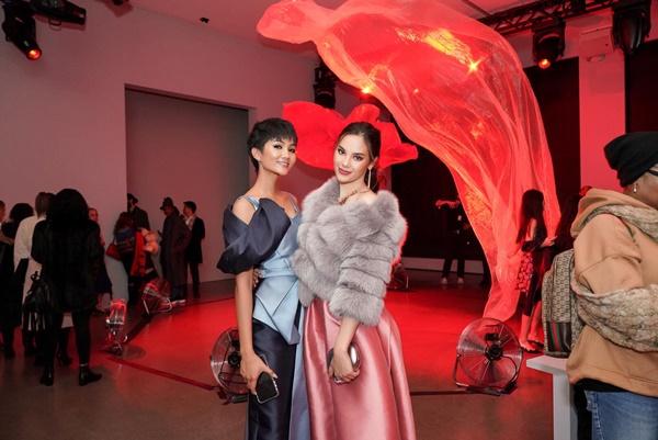 HHen Niê và Hoa hậu Hoàn Vũ Catriona Gray đẹp bất phân thắng bại khi hội ngộ trên đất Mỹ-1