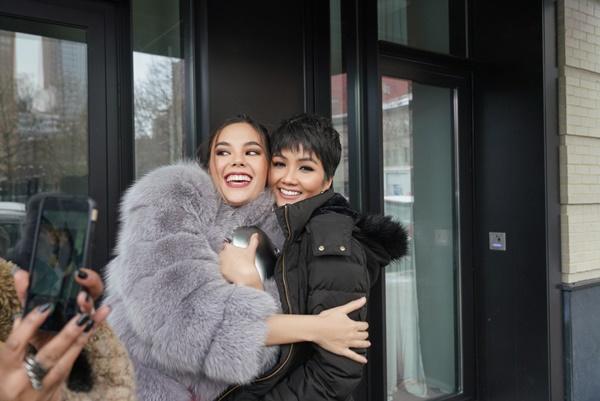 HHen Niê và Hoa hậu Hoàn Vũ Catriona Gray đẹp bất phân thắng bại khi hội ngộ trên đất Mỹ-6