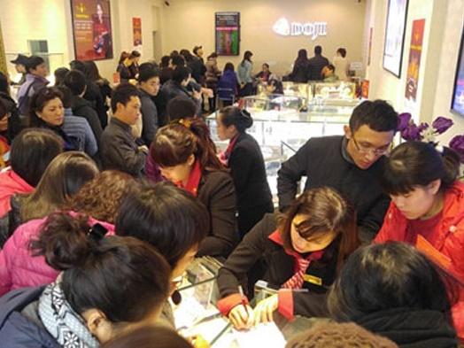 Vừa mua vàng đã rơi mất, vị khách đen đủi huy động cả cửa hàng đi tìm-7