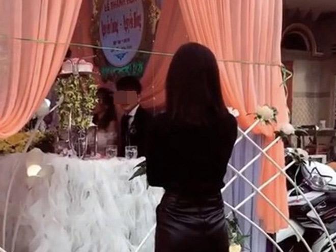 Quyến luyến nhìn người yêu cũ đi lấy vợ, cô gái không được cảm thông còn bị ném đá dữ dội-1