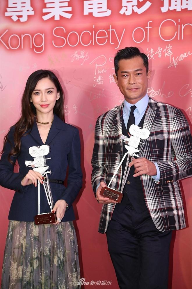 Nhận giải Diễn viên có sức hút nhất nhưng người ta chỉ nhìn vào chiếc nhẫn cưới giá hàng chục tỷ của Angelababy-4