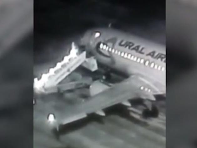 Siêu máy bay chuyên chở xe của Tổng thống Mỹ đáp xuống Nội Bài có gì đặc biệt?-6