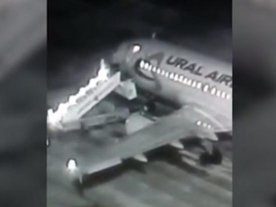 Thang máy bay bị sập, khách lộn nhào xuống đường băng